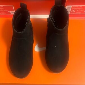 Gently worn toddler Sz 7 Cat&Jack Black ankle boot Great for fall